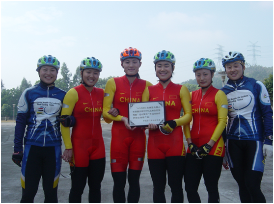 中国国家自行车队队员与VETTA威踏码表赞助牌合影